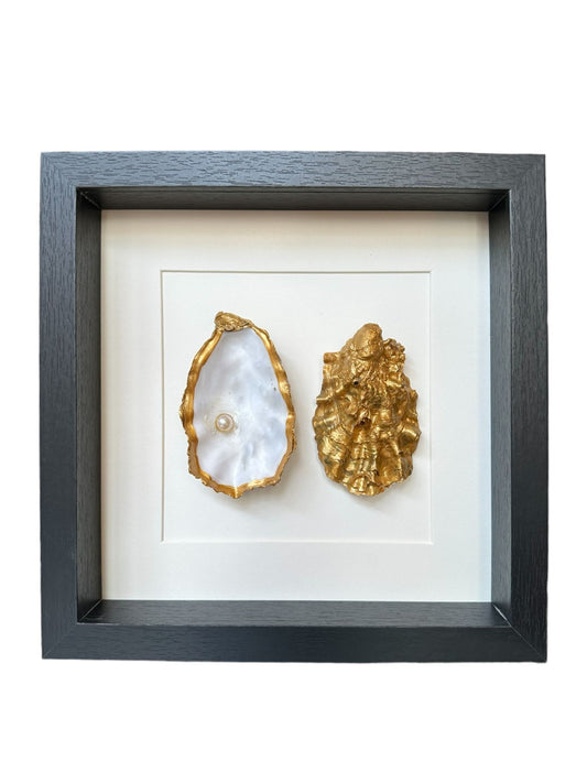 Gouden oester in lijst dubbel met parel - wit achtergrond
