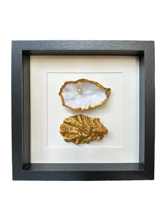 Gouden oester in lijst dubbel met parel - zwart achtergrond
