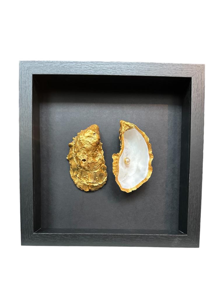 Gouden oester in lijst dubbel met parel - wit achtergrond