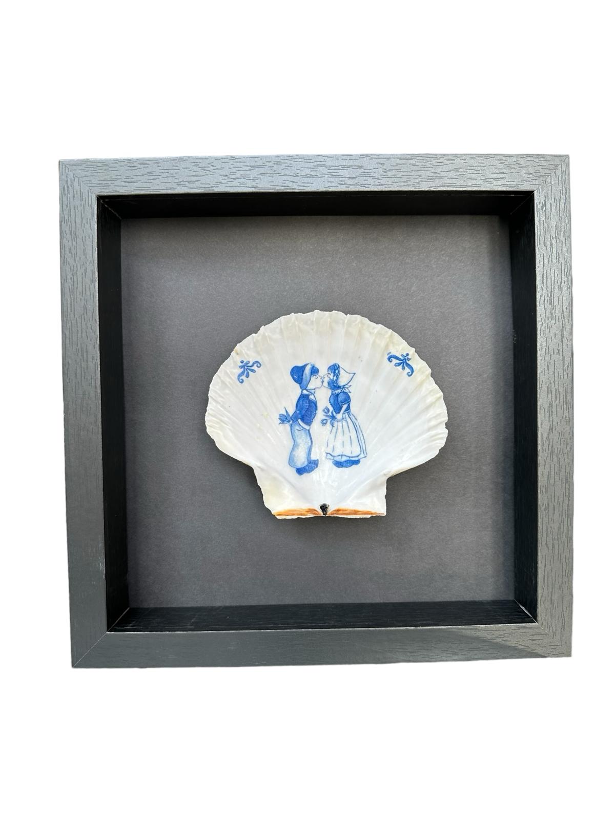 Sint-jacobsschelp met koppel delfts blauw - ingelijst met zwart achtergrond