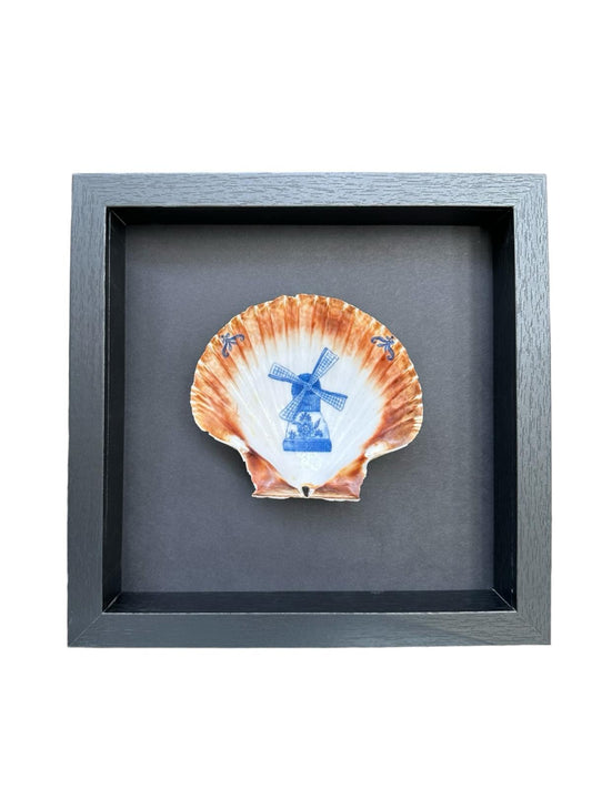 Sint-jacobsschelp met molen delfts blauw - ingelijst met wit achtergrond