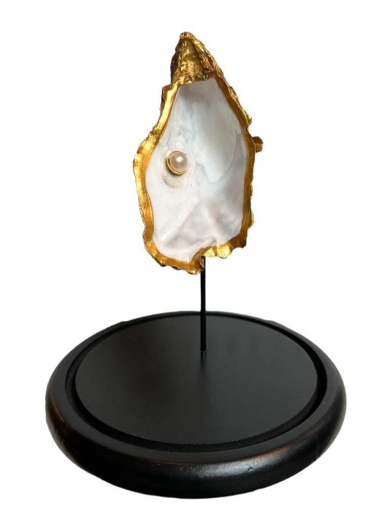 Gouden oester met parel in stolp